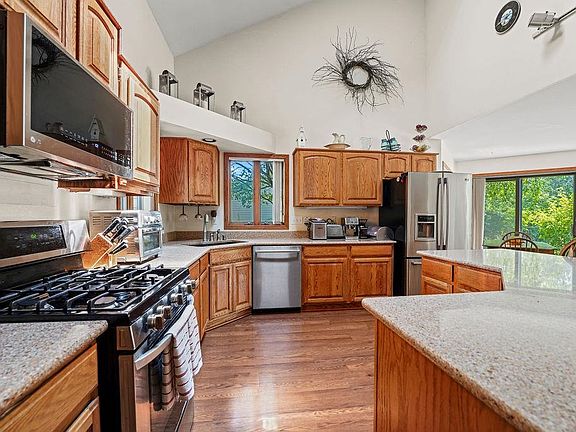 3rd image of 2875 Westmoor Rd