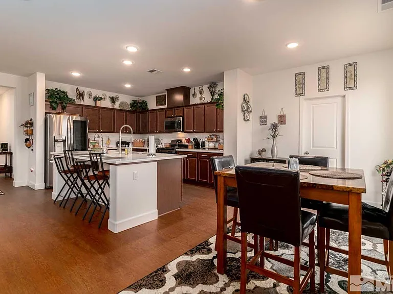 9341 Pond Ct — Photo 3