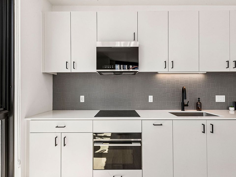 1st image of 1100-15 W Grand Ave #518