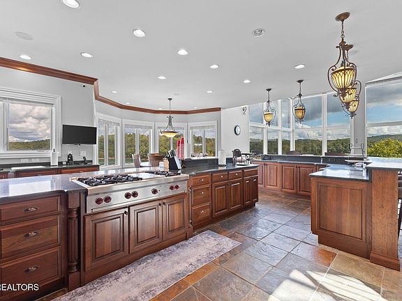29th image of 643 Crown Pointe Rd