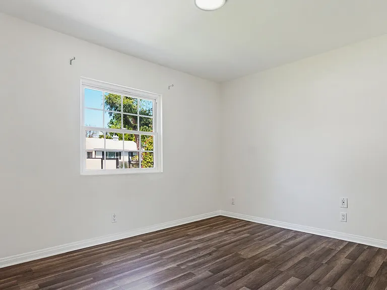 13842 Hamlin St — Photo 23