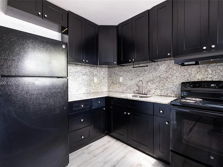1091 SW 4th St #1 — Photo 13