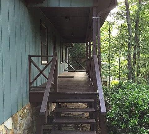 Entrance to front porch from driveway