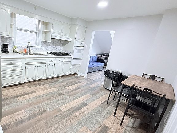 3rd image of 956 W 36th St