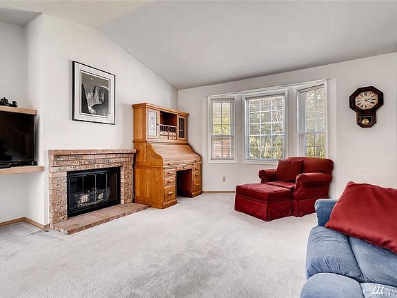 5th image of 927 224th Ct NE