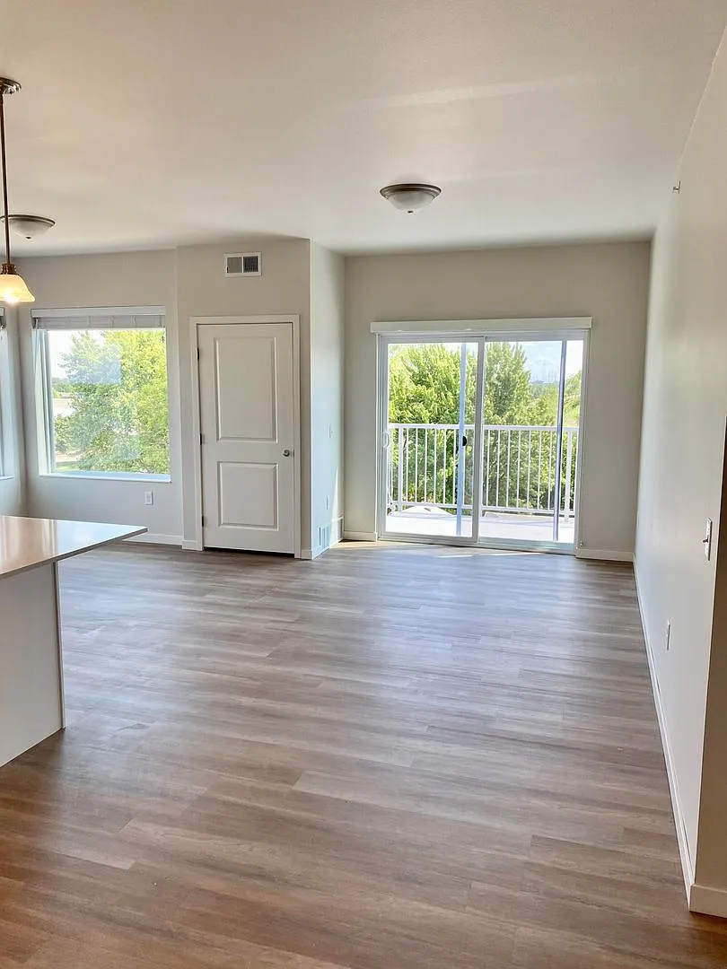 Deephaven Apartments — Photo 2