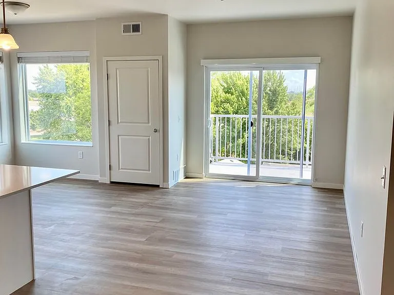 Deephaven Apartments — Photo 3