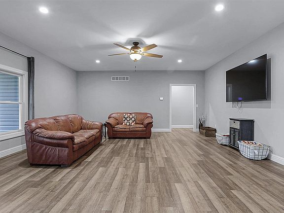 5th image of 545 Thorntree Estates Ln