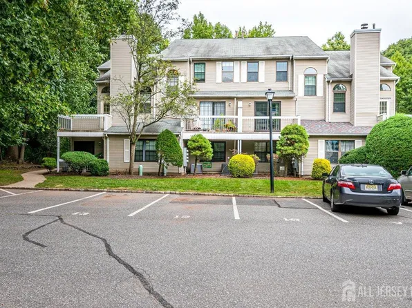 5001 Stonehedge Rd, Edison, NJ 08820