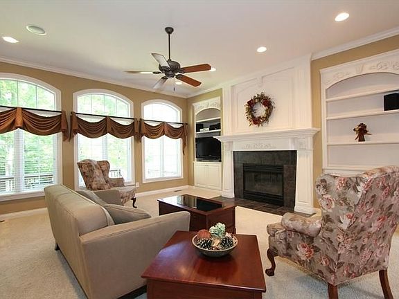 3rd image of 870 Eagleview Ct