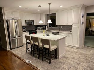 10 Annapolis Dr, Manalapan, NJ 07726