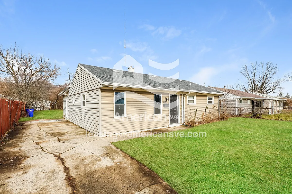 557069_002_wm_-_front_view_13439018.jpg - 3921 Palmerston Ave