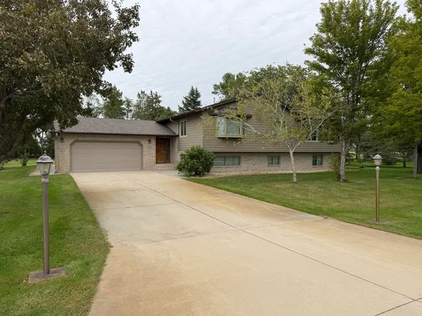925 Parkside Dr SW, Huron, SD 57350