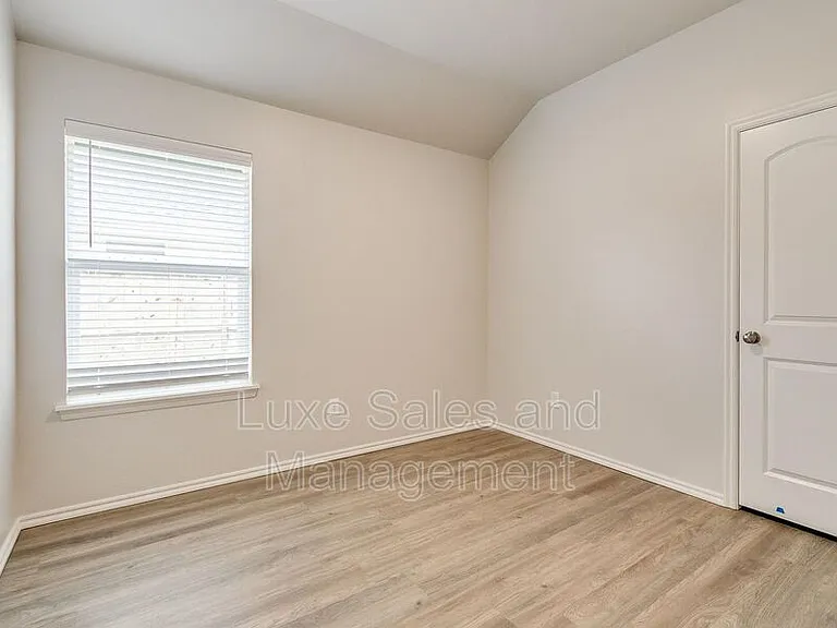 8003 NW 105th Ter — Photo 12