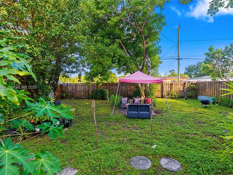2447 Wilson St — Photo 18