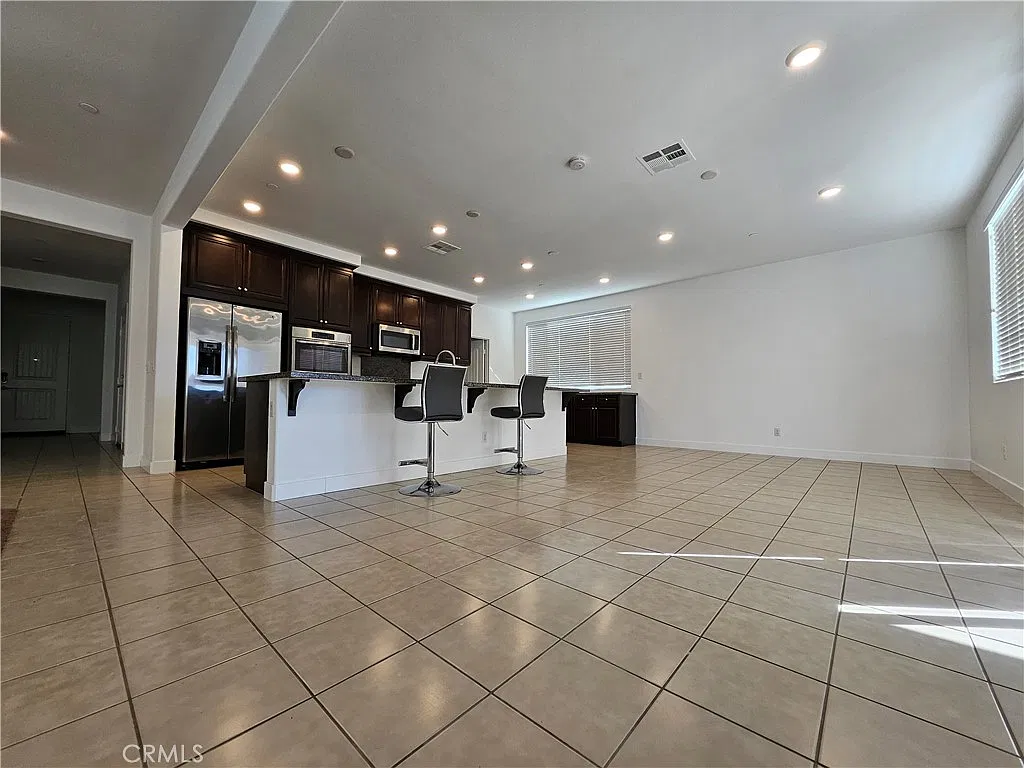 4 bed, 2867 sqft, $4,100 — Photo 2