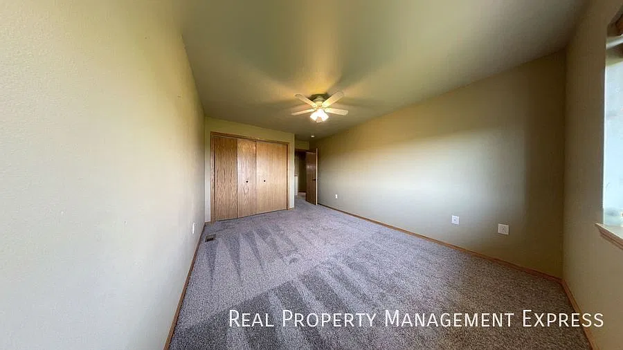 2 Bedroom 1.5 Bathroom Townhome w/ a Double Stall Attached Garage! — Photo 2
