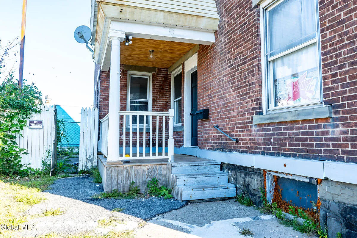 2 bed, 1.0 bath, 1203 sqft, $1,600 — Photo 3