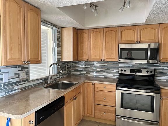 3rd image of 4158 Tamiami Trl Unit V3