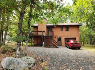 122 Stallion Dr, Lords Valley, PA 18428