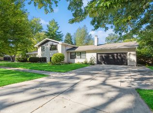 725 Locust Rd, Wilmette, IL 60091