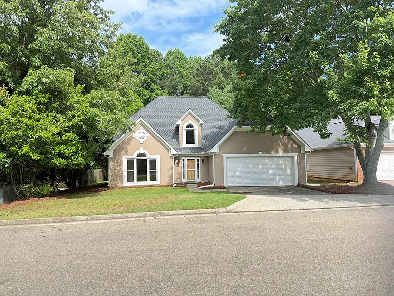215 Glen Holly Dr — Photo 2