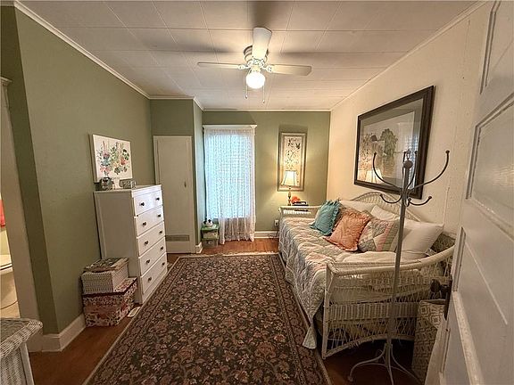 5th image of 210 W Perry St