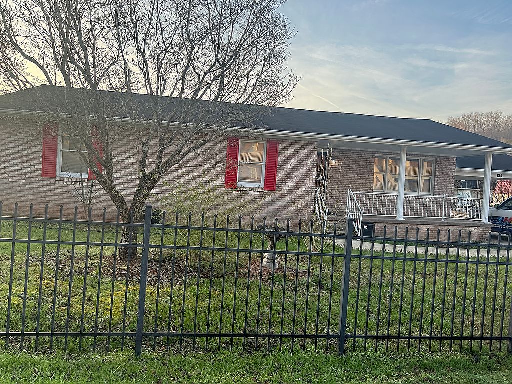 124 Daisy St, Paintsville, KY 41240 Zillow