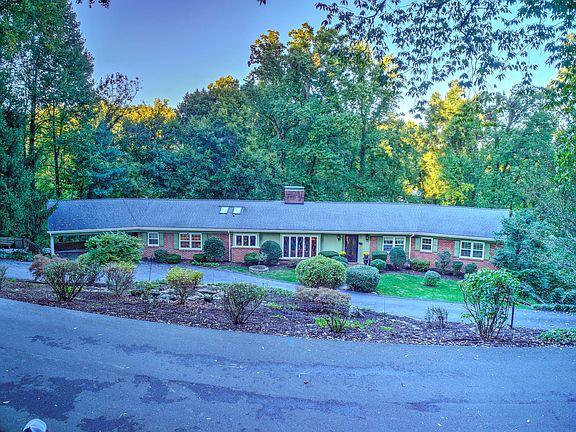 2nd image of 810 Cloudland Dr