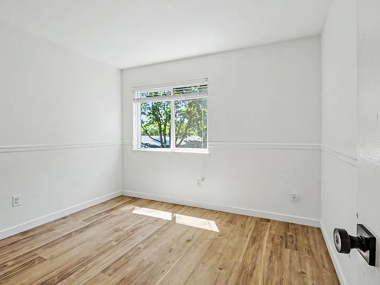 5260-5262 Springcrest Dr S — Photo 21