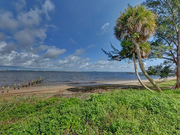 2nd image of 4730 NE Indian River Dr