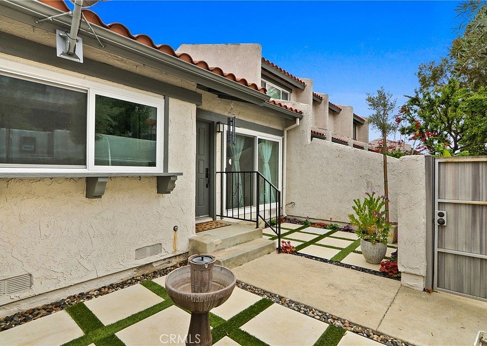 1st image of 820 W 232nd St
