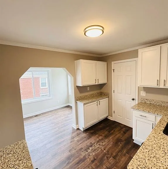 557 White Ave — Photo 11