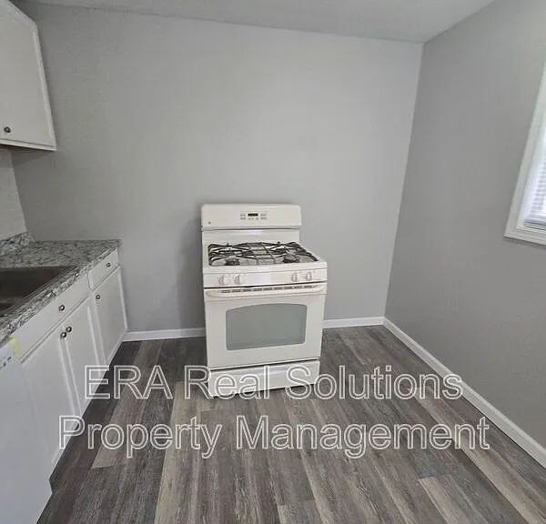 944 Leona Ave — Photo 4