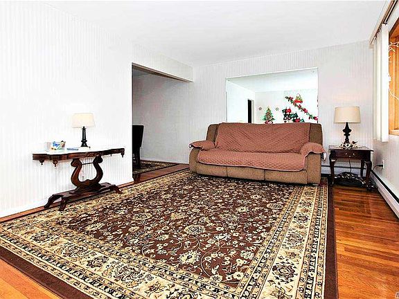 5th image of 581 Chamberlin St