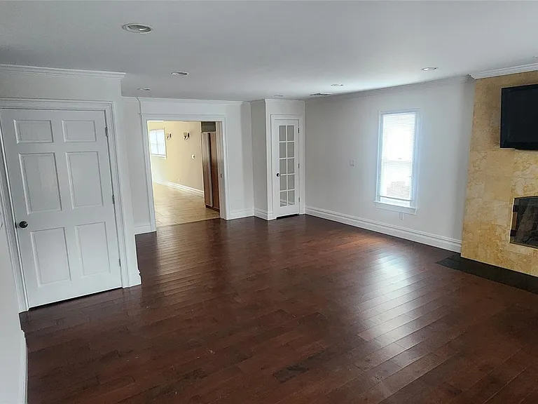 1524 Express Dr S — Photo 3