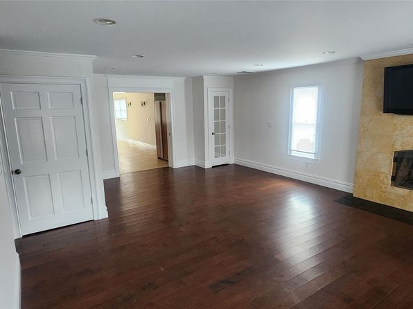 1524 Express Dr S Floor 1
