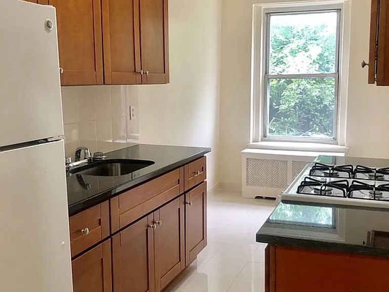 36-20 Parsons Blvd #4E — Photo 2