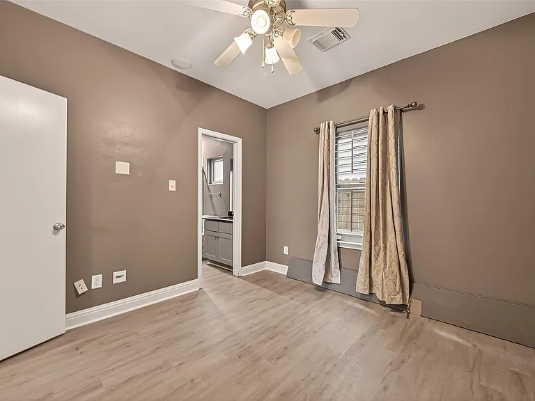 1107 Saint Charles St — Photo 29