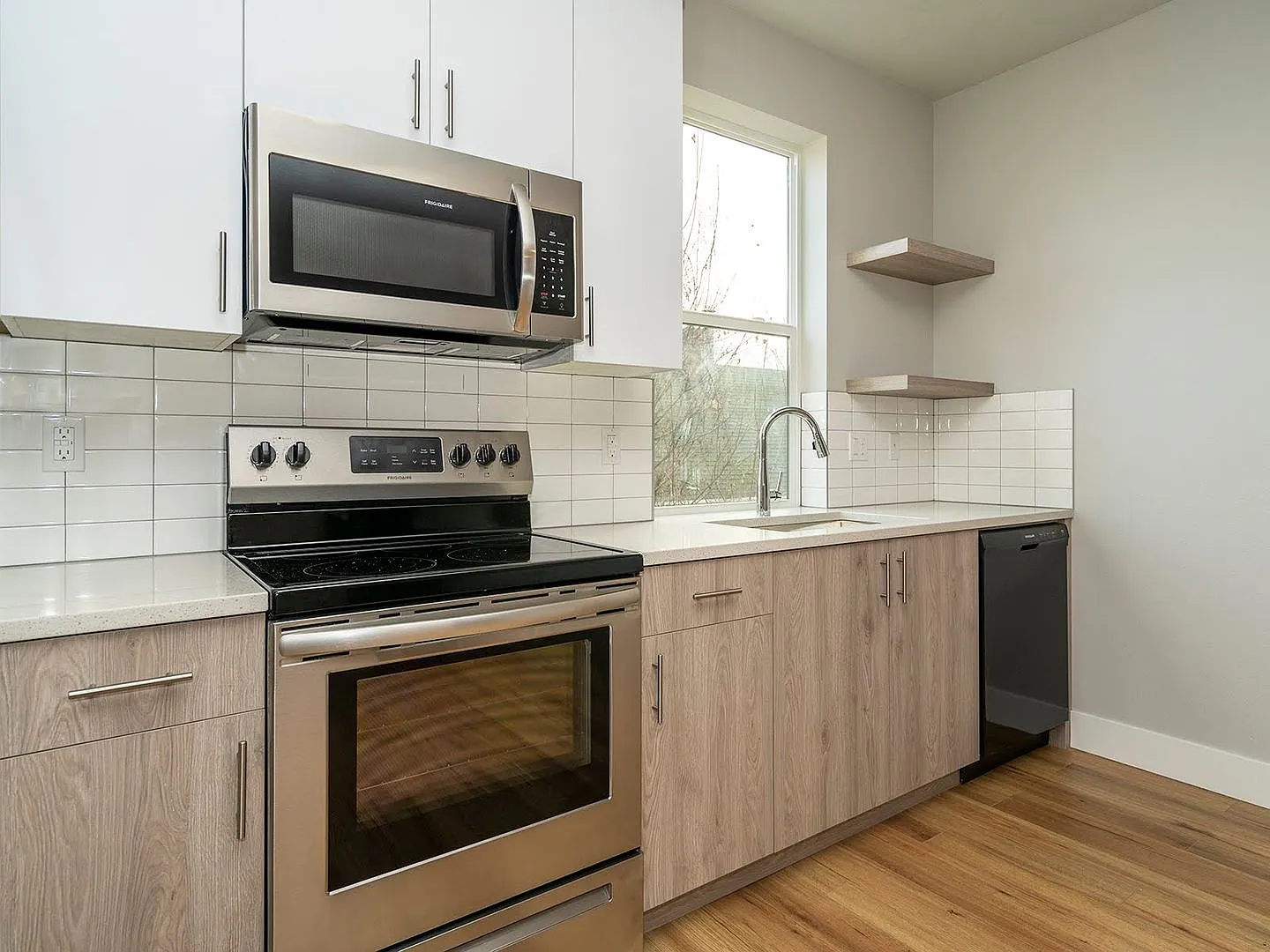 3 Bedroom, 1.5 Bath townhome style apartment with beautiful deck and modern appliances! — Photo 2