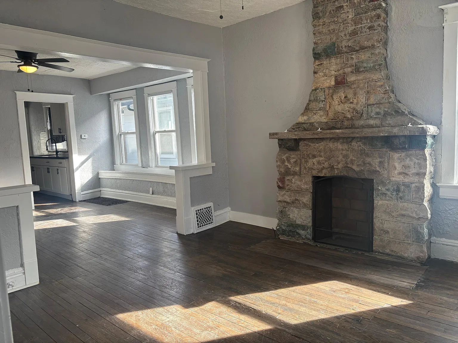 3 bed, 1300 sqft, $1,400 — Photo 2