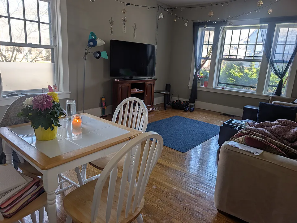 Huge living room; room for another kitchen table or work from home space;
side unit so there are extra windows, creating a sunny and bright home