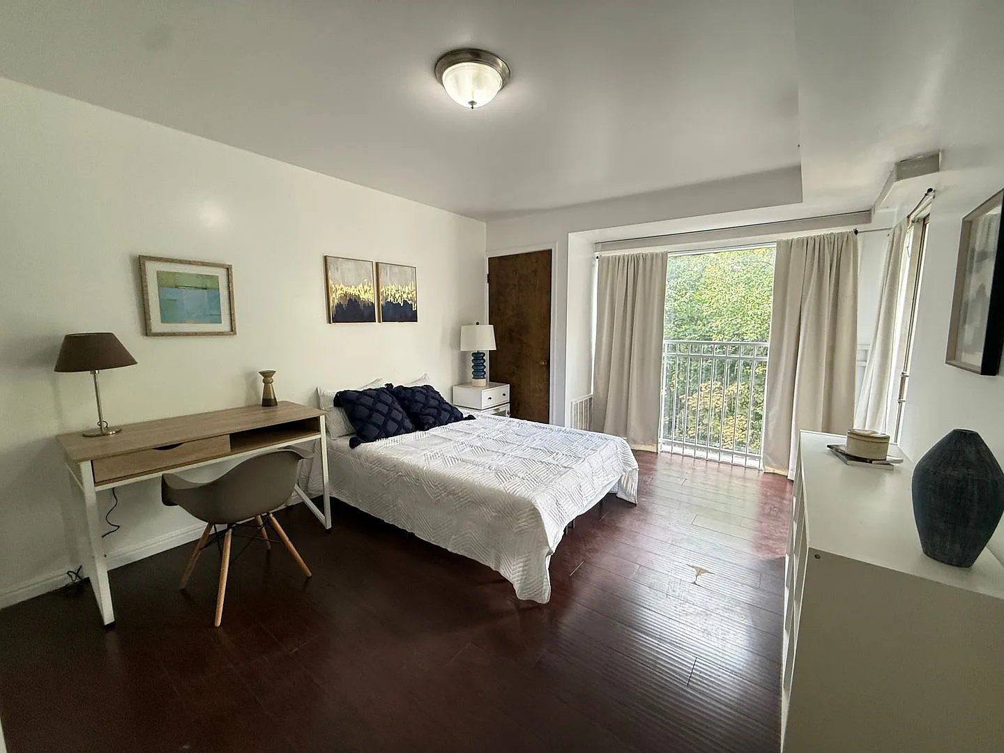 Spacious Modern-Style Furnished Private Guy Room Floor to Ceiling windows - 3 block from U campus — Photo 2