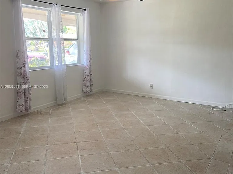 2349 NE 9th St — Photo 6