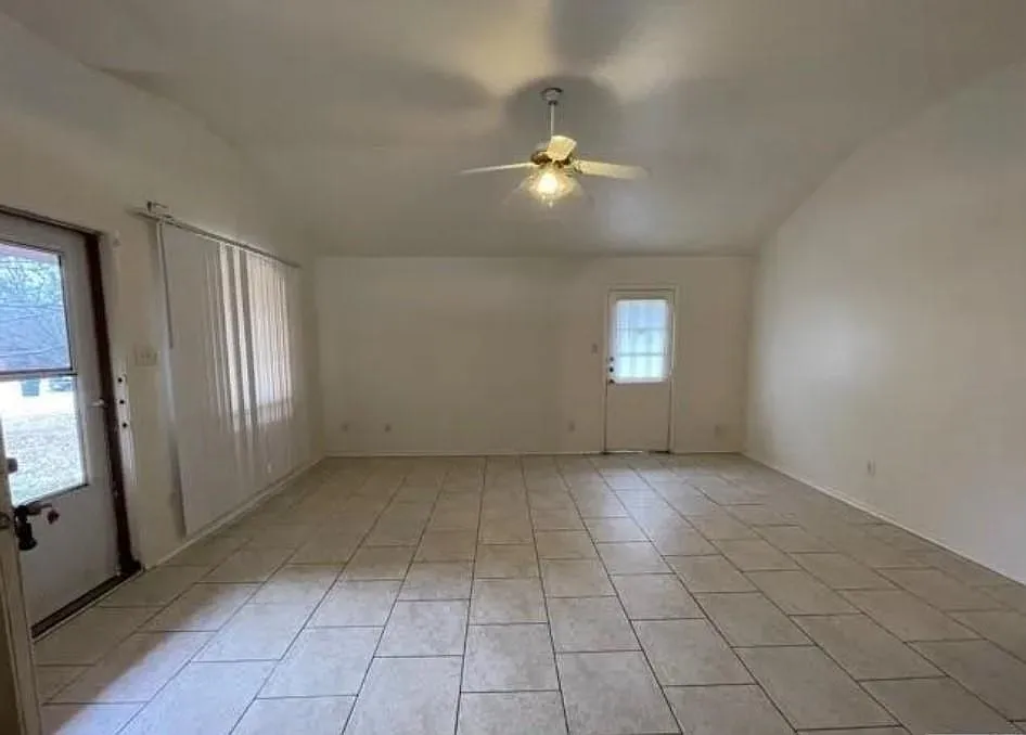 3 bed, 1200 sqft, $1,200 — Photo 4