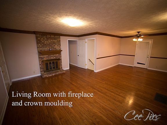 Living room w/fireplace