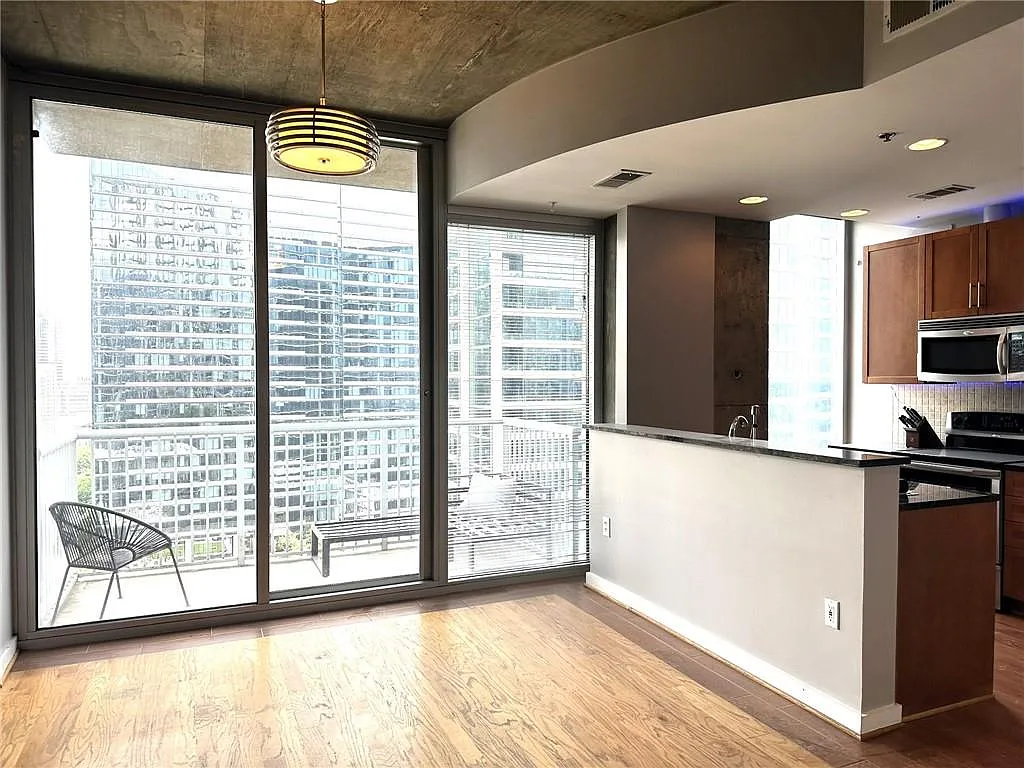 1 bed, 1.0 bath, 702 sqft, $1,950 — Photo 4