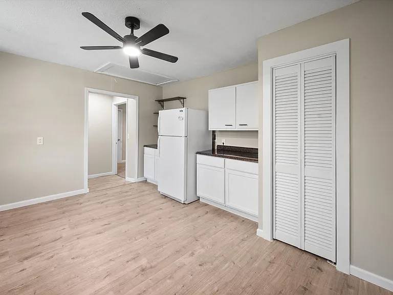 123 E Main St — Photo 14