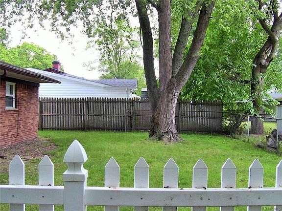 Backyard with fenced in "Dog Run"
