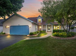 318 Hancock Ave, South Elgin, IL 60177